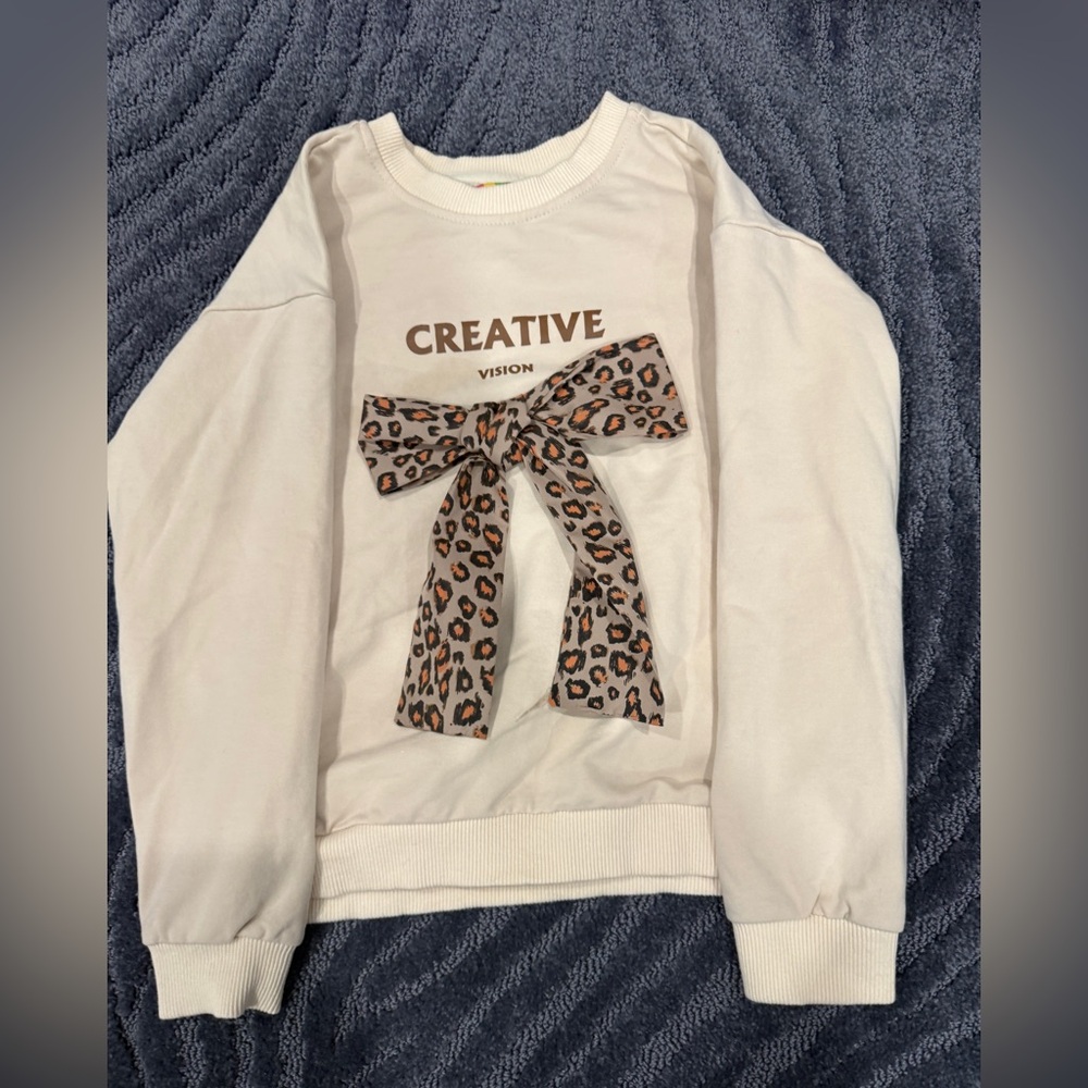 Girls cute sweater with bow on it